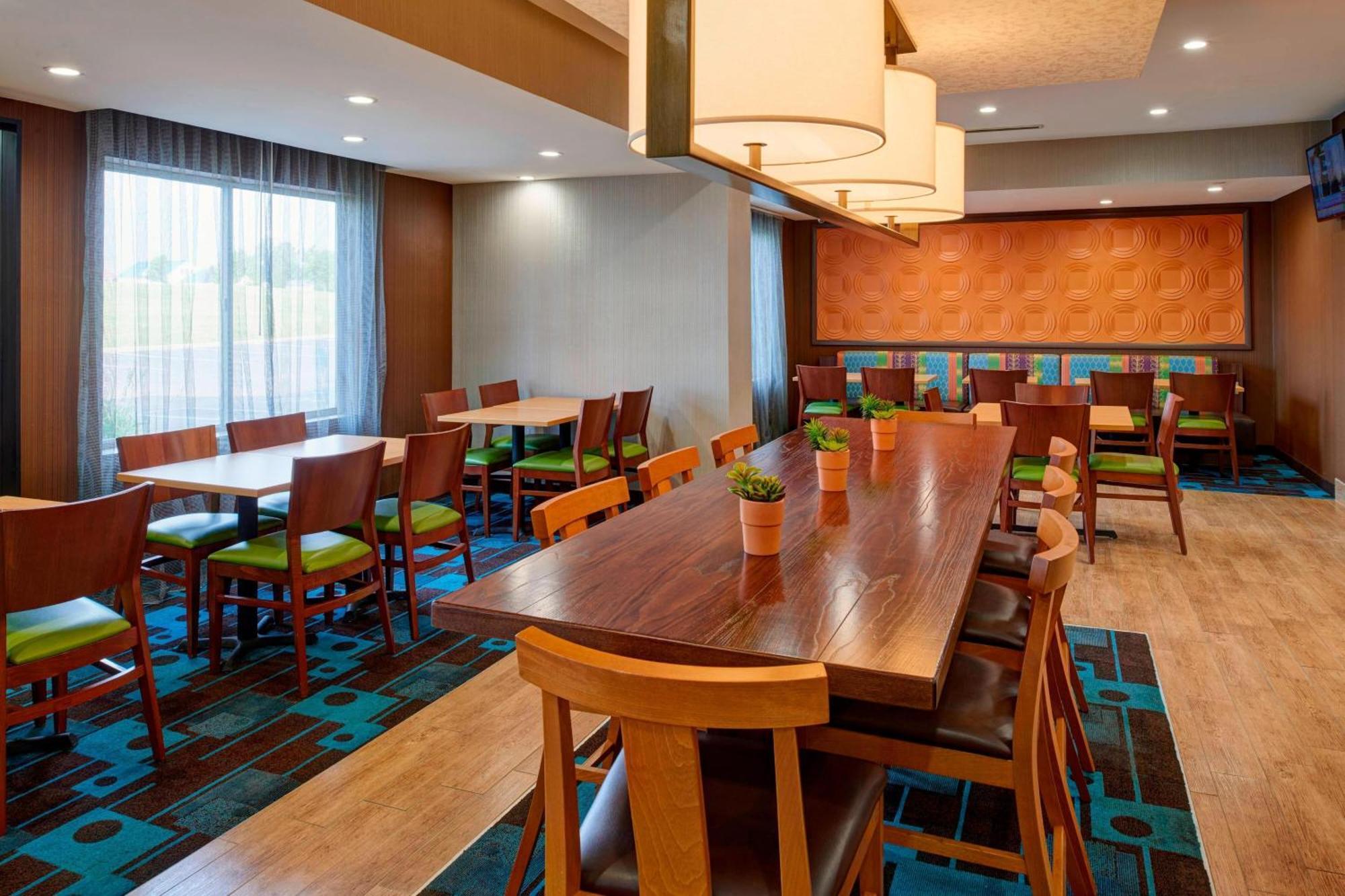 Fairfield Inn By Marriott Richmond New Paris Exteriér fotografie