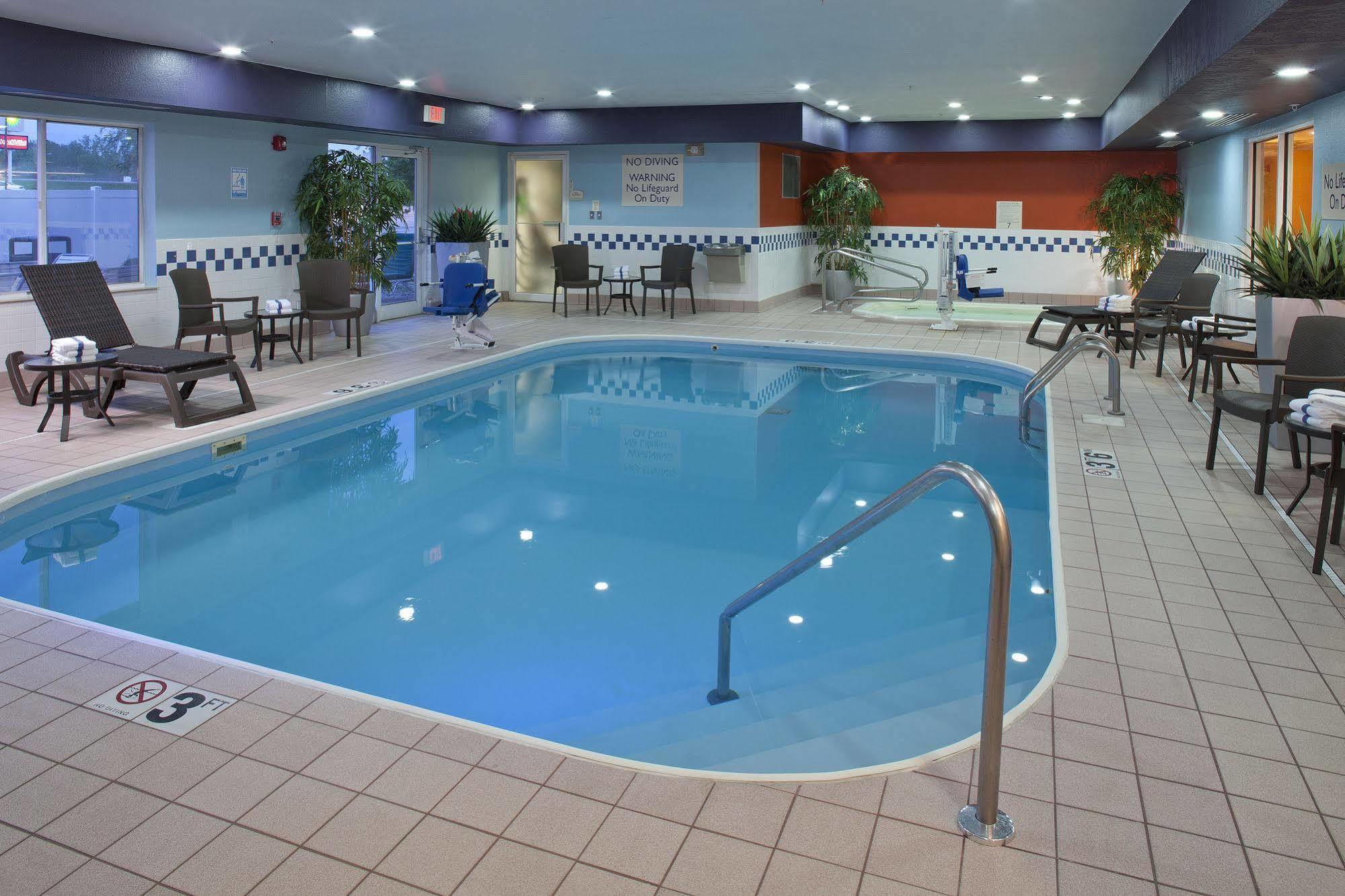 Fairfield Inn By Marriott Richmond New Paris Exteriér fotografie